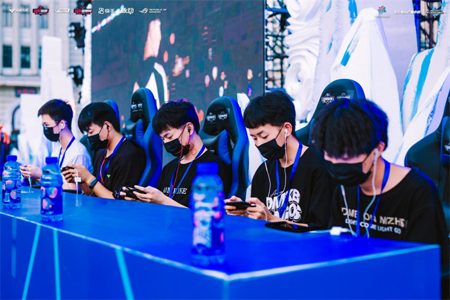 也揭开了背 也揭开了背